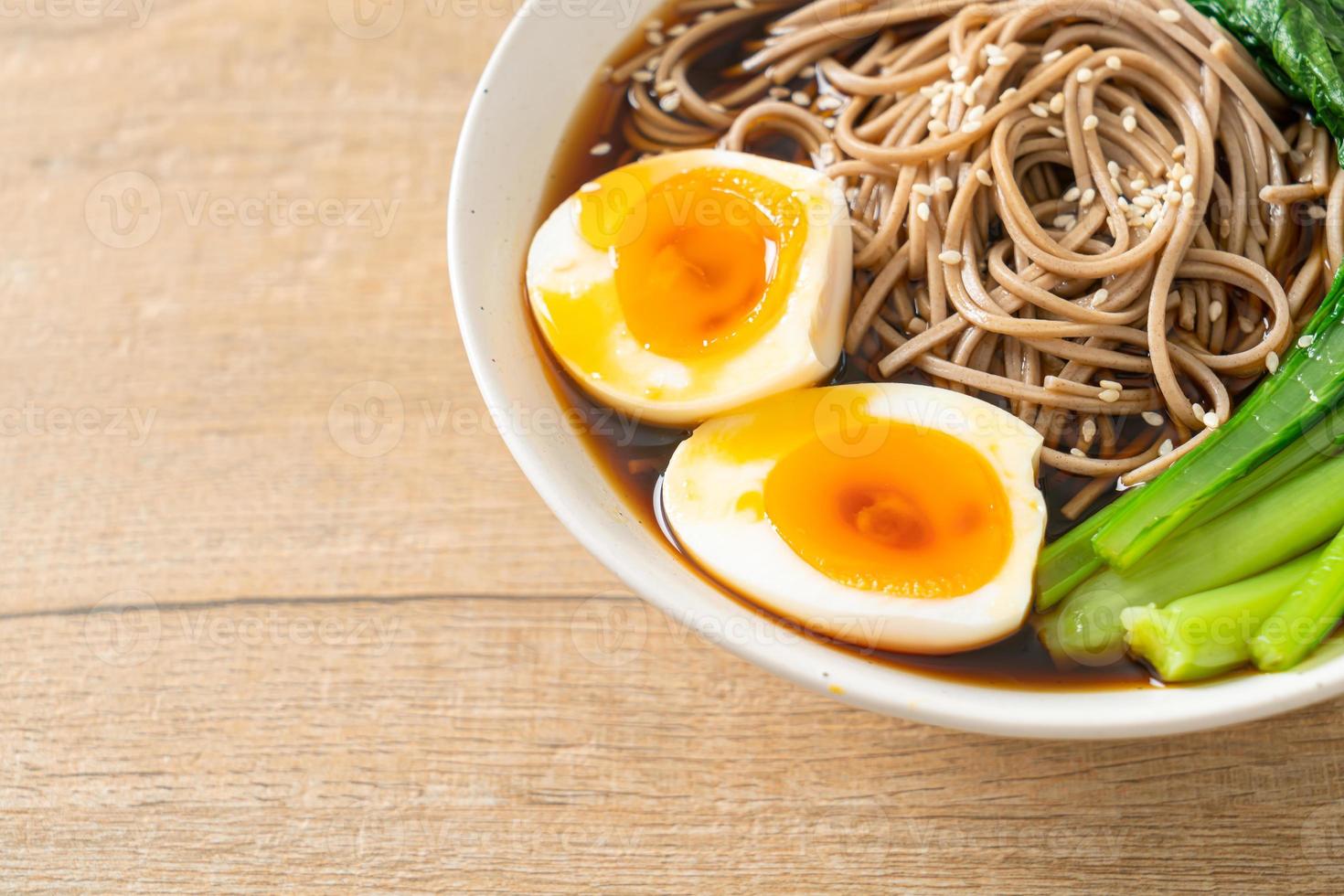 macarrão ramen com ovo - estilo de comida vegana ou vegetariana foto