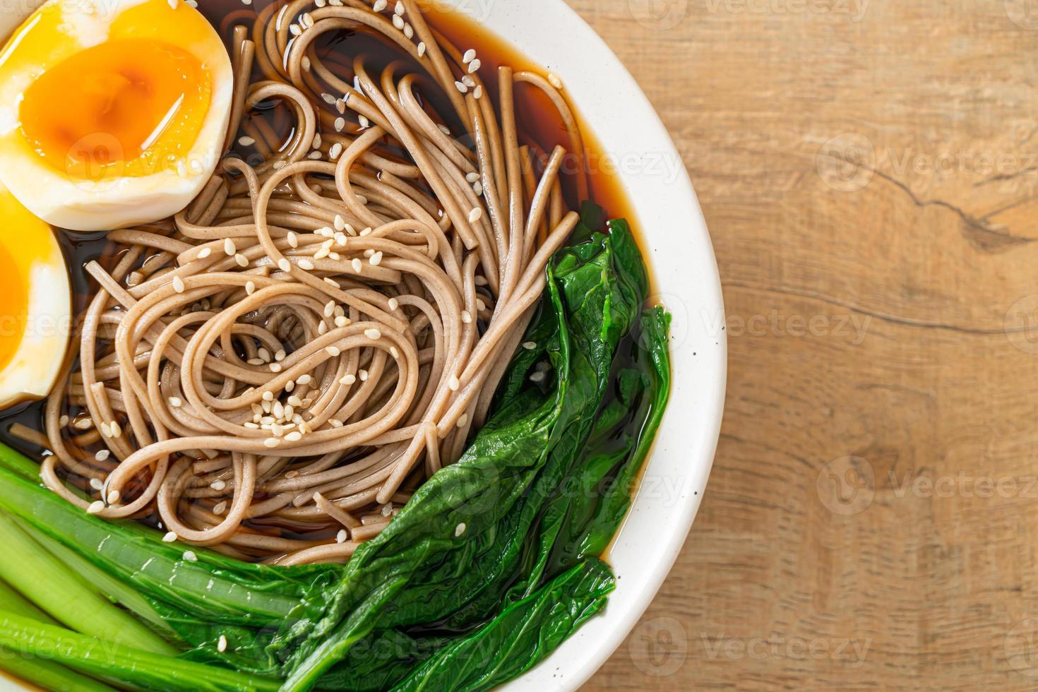 macarrão ramen com ovo - estilo de comida vegana ou vegetariana foto