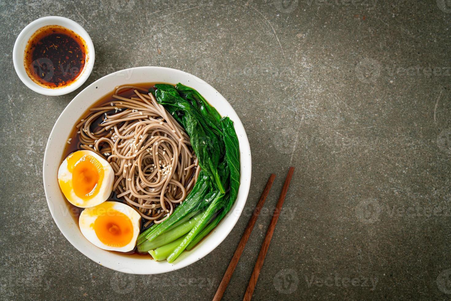 macarrão ramen com ovo - estilo de comida vegana ou vegetariana foto