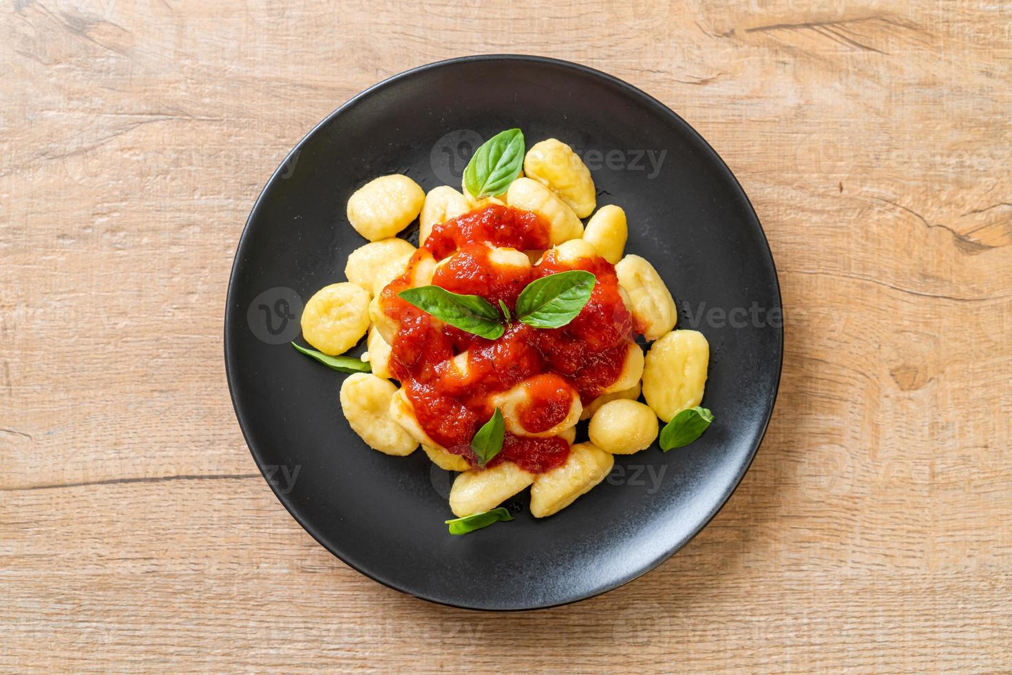 nhoque em molho de tomate com queijo foto