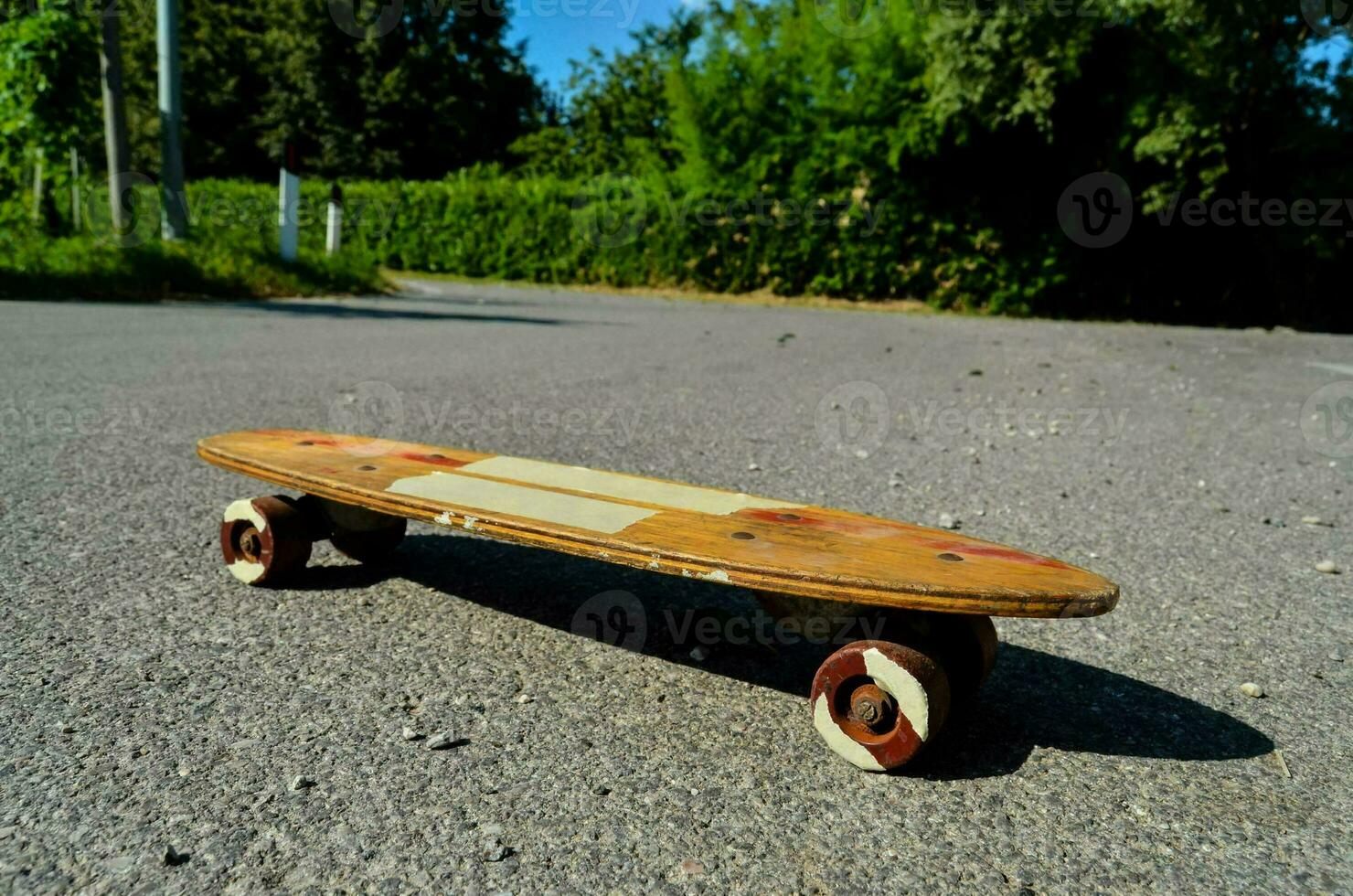 uma skate com rodas em a terra foto