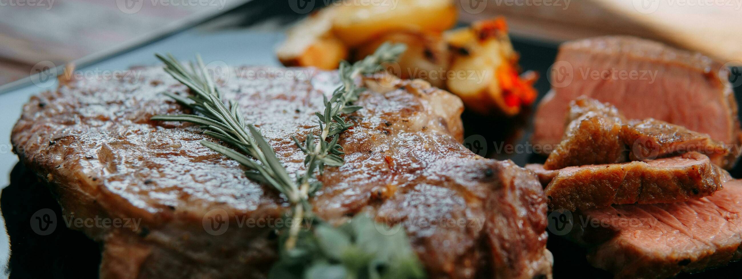 carne bifes em uma Preto prato com verdes. foto