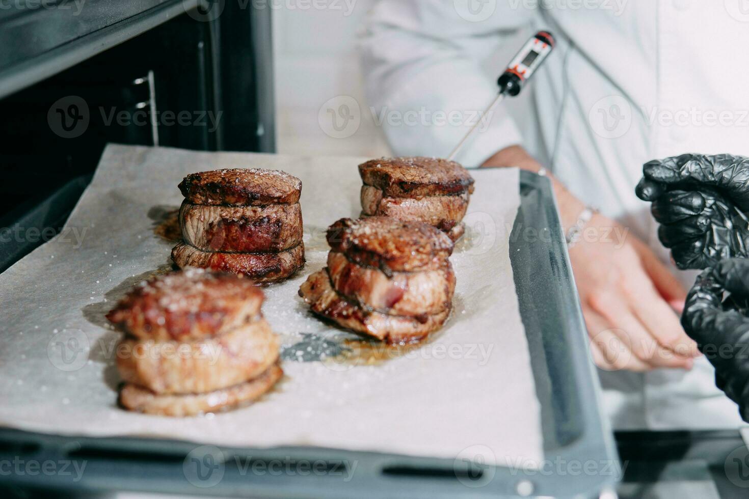 carne carne para bife. cru carne é cortar para dentro fatias, cozinhando bife dentro uma cozinhando aula. bife lacaio. foto