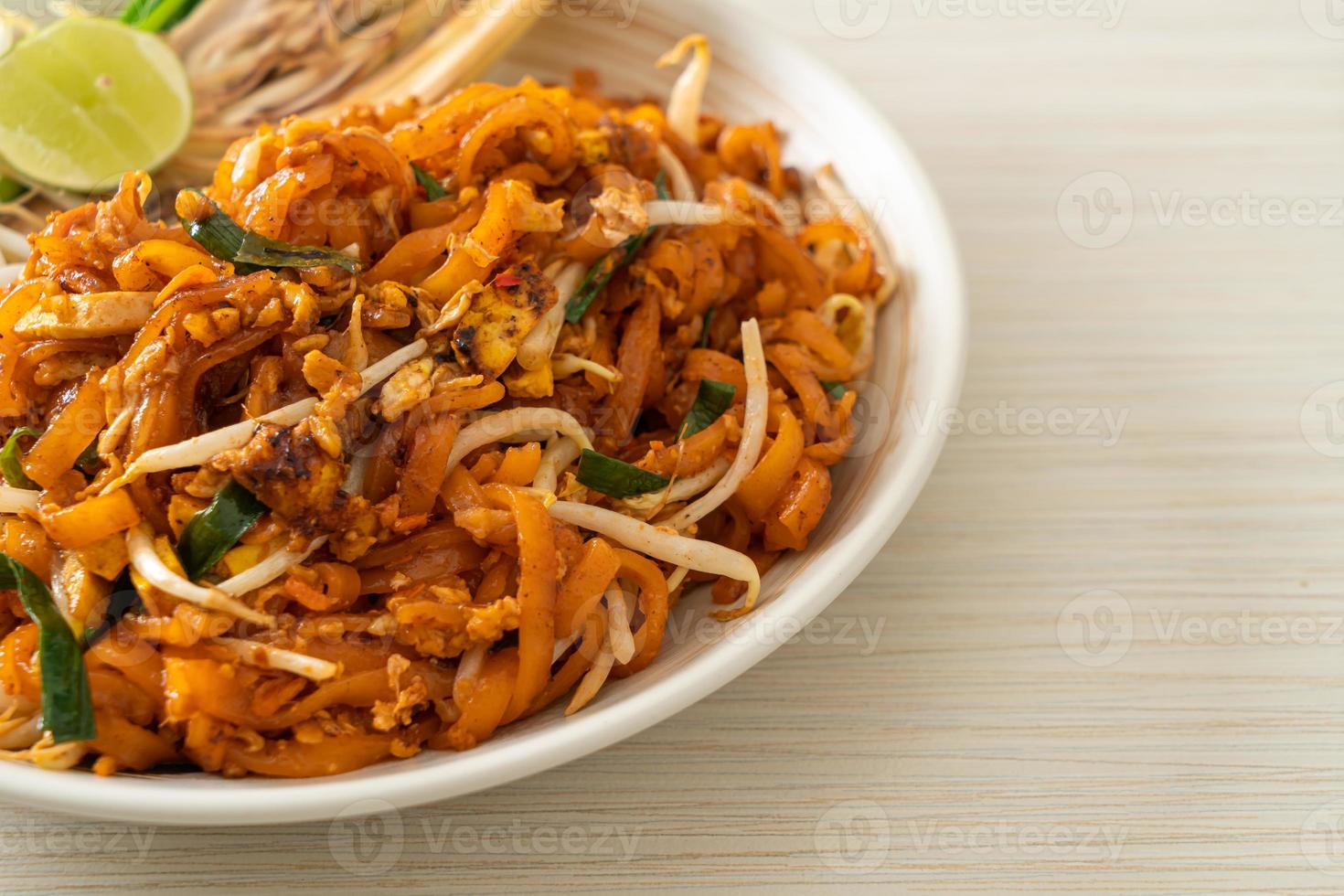 macarrão frito com tofu e couve ou pad thai foto