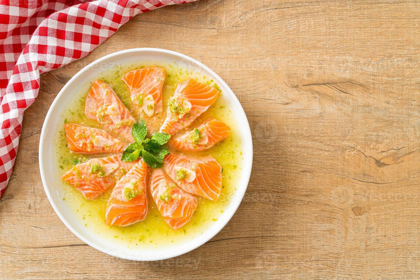 salmão picante em molho de salada de frutos do mar foto