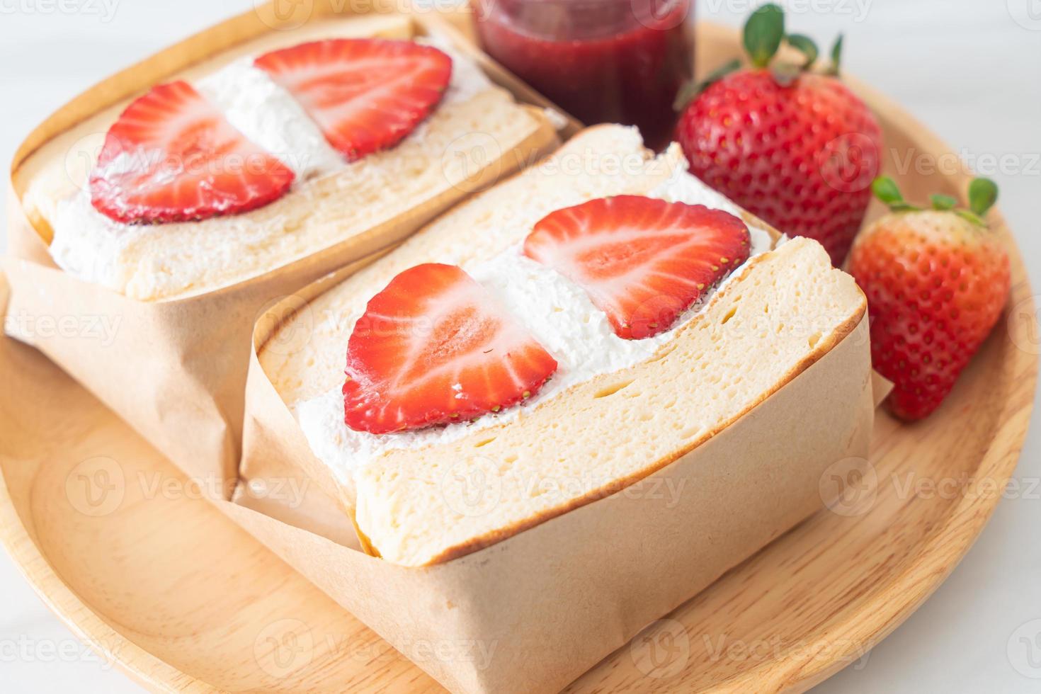 sanduíche de panqueca com creme de morango fresco foto