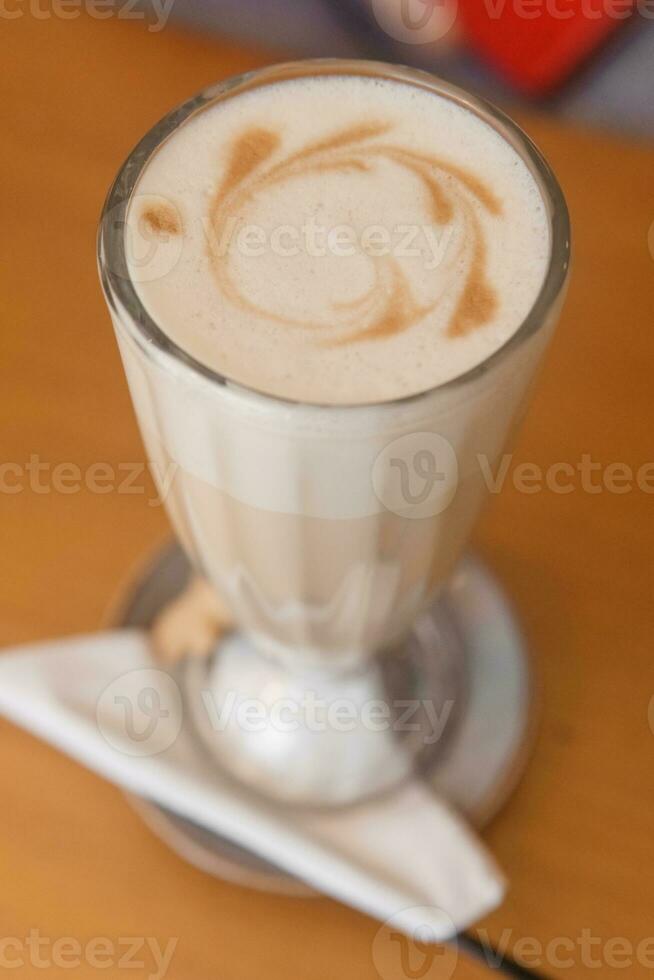 café com leite dentro uma vidro vidro, café da manhã dentro uma cafeteria. foto