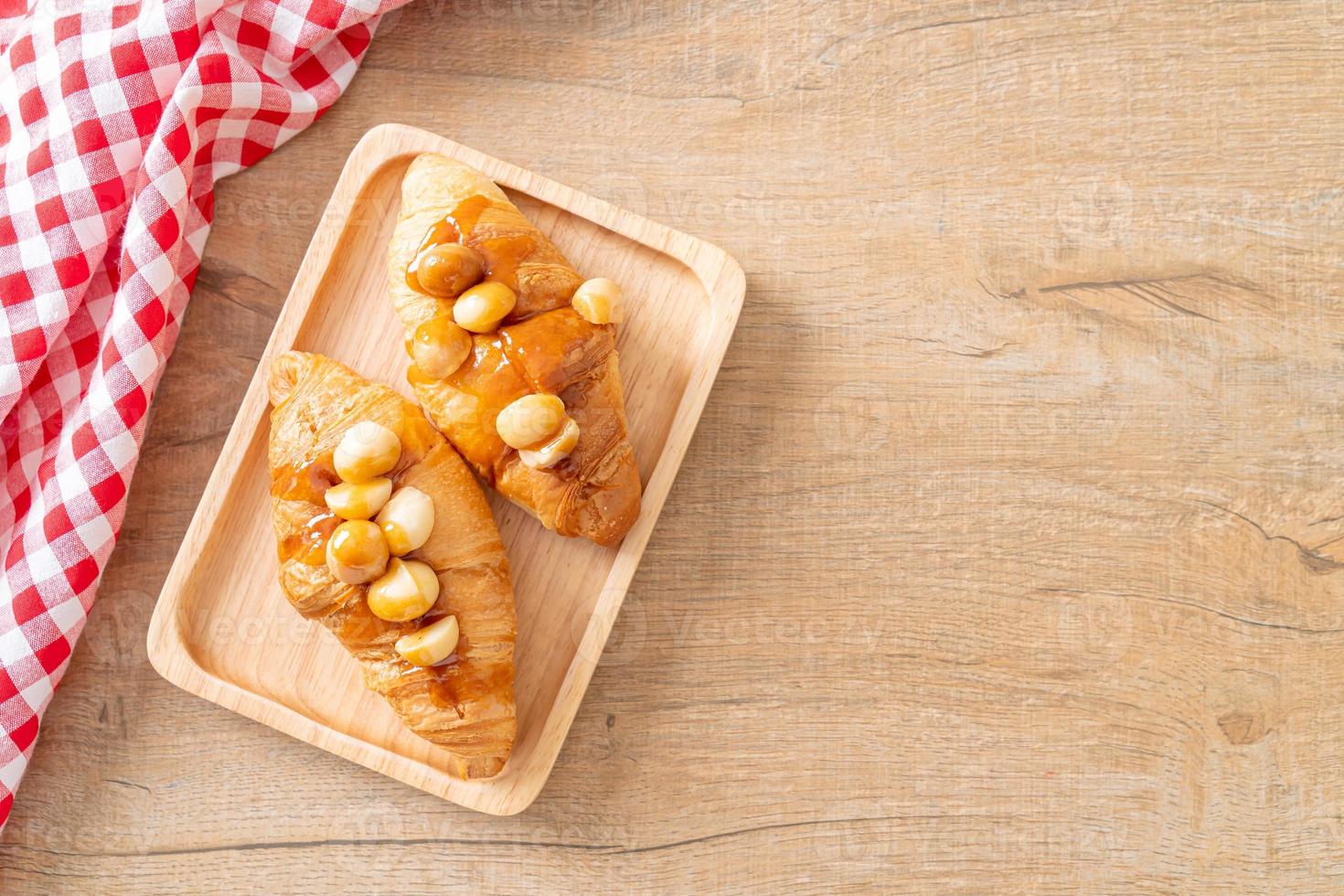 croissant com macadâmia e caramelo foto