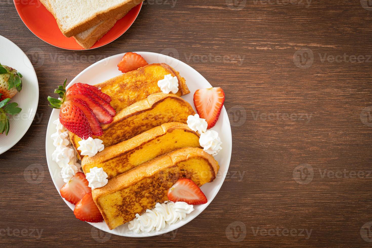 rabanada com morango fresco e chantilly foto