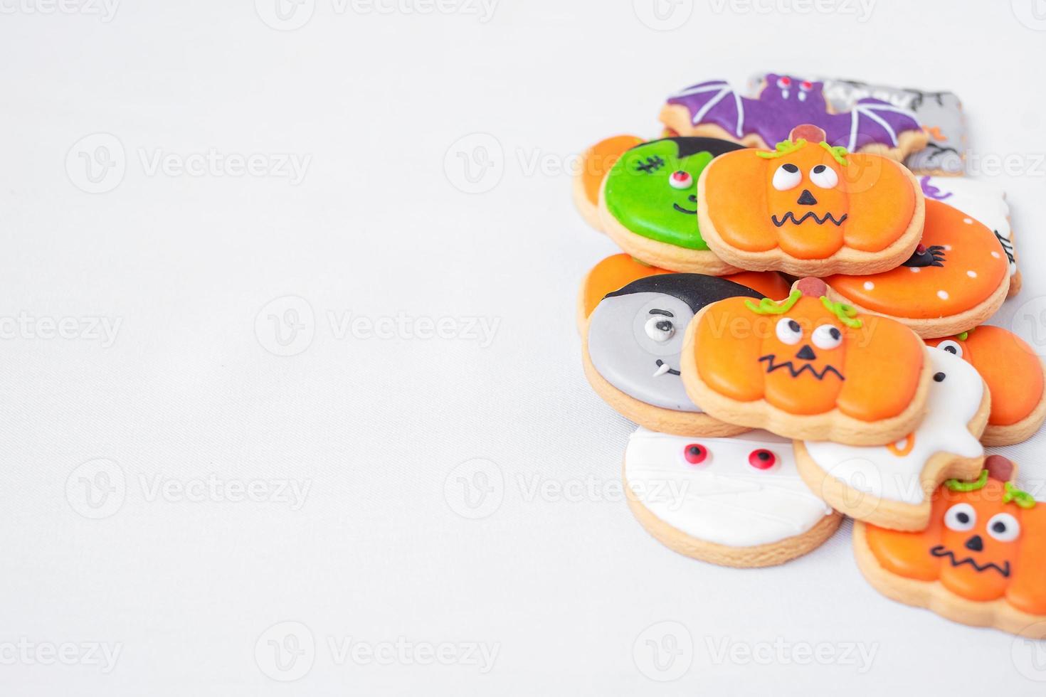 cookies engraçados de halloween em fundo branco. truque ou ameaça, feliz dia das bruxas, olá outubro, outono outono, festivo, festa e conceito de feriado foto