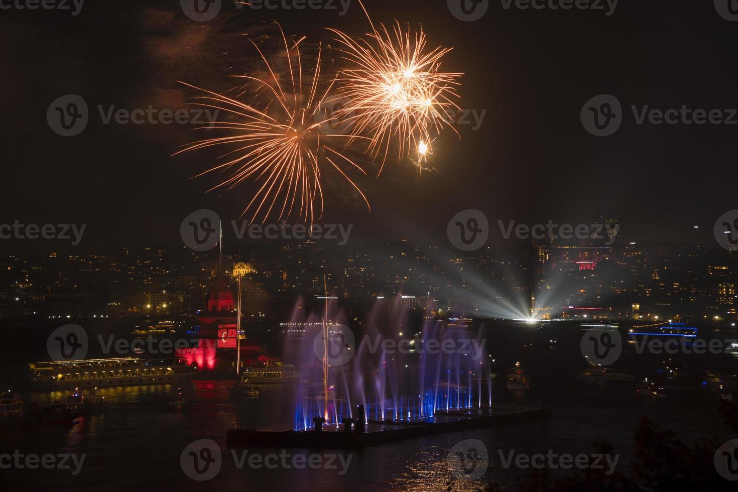 show de fogos de artifício e água do dia da república no bósforo de Istambul em frente à torre da donzela foto