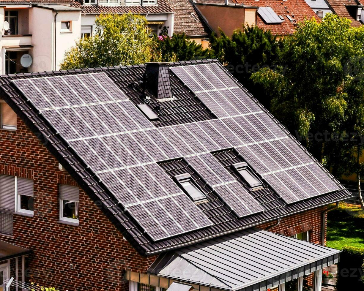 solar painéis em a cobertura do uma casa foto