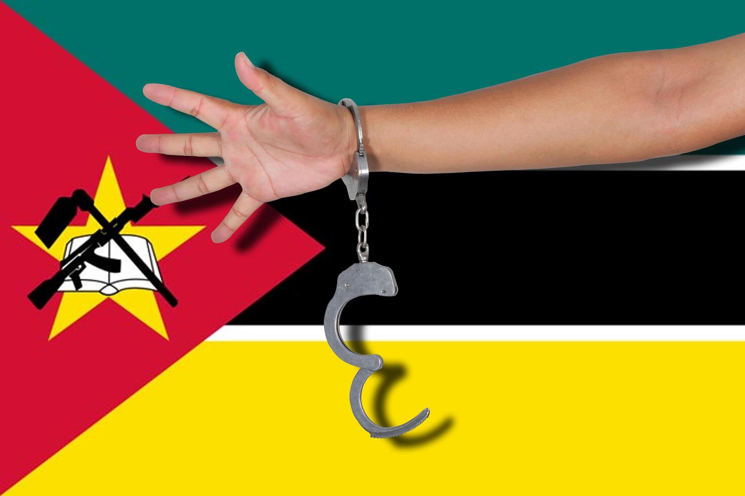 algemas com mão na bandeira de moçambique foto