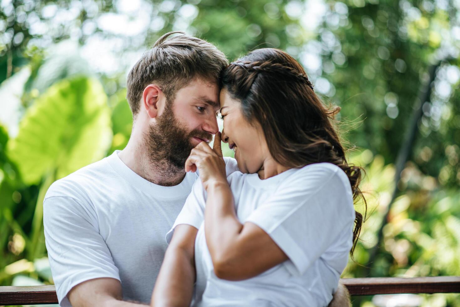 casal feliz e sorridente diversidade em momentos de amor juntos foto