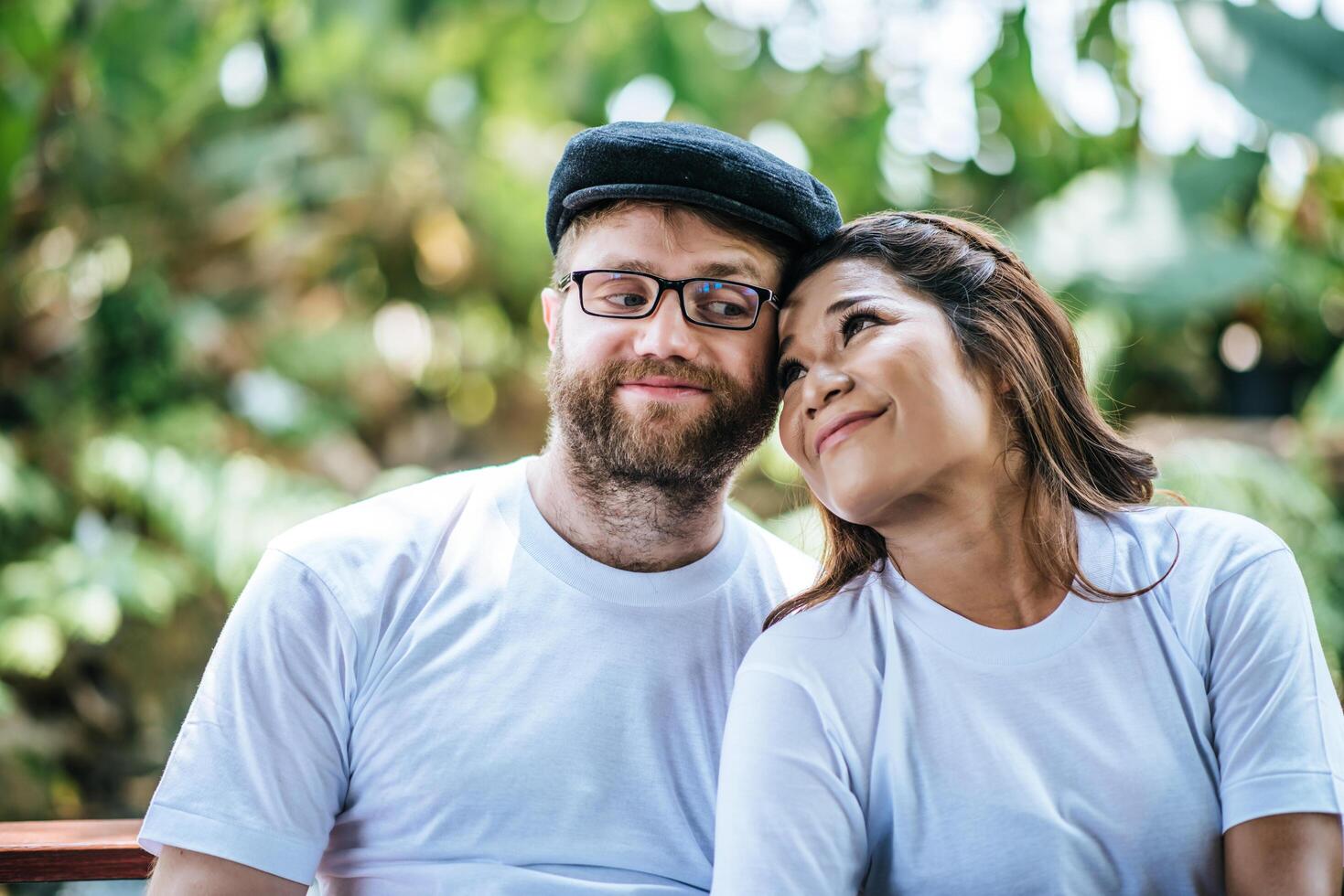 casal feliz e sorridente diversidade em momentos de amor juntos foto