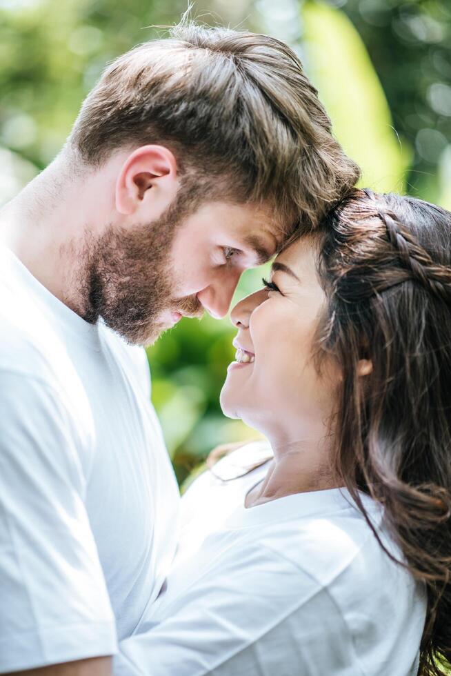 casal feliz e sorridente diversidade em momentos de amor juntos foto