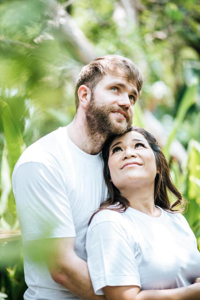 casal feliz e sorridente diversidade em momentos de amor juntos foto