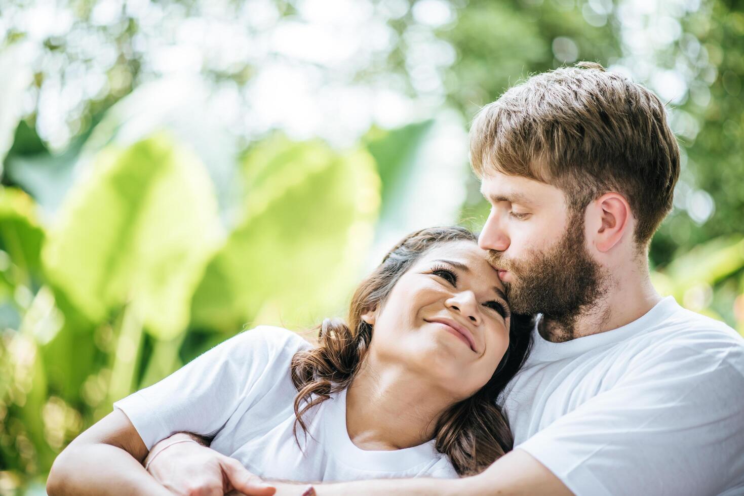 casal feliz e sorridente diversidade em momentos de amor juntos foto