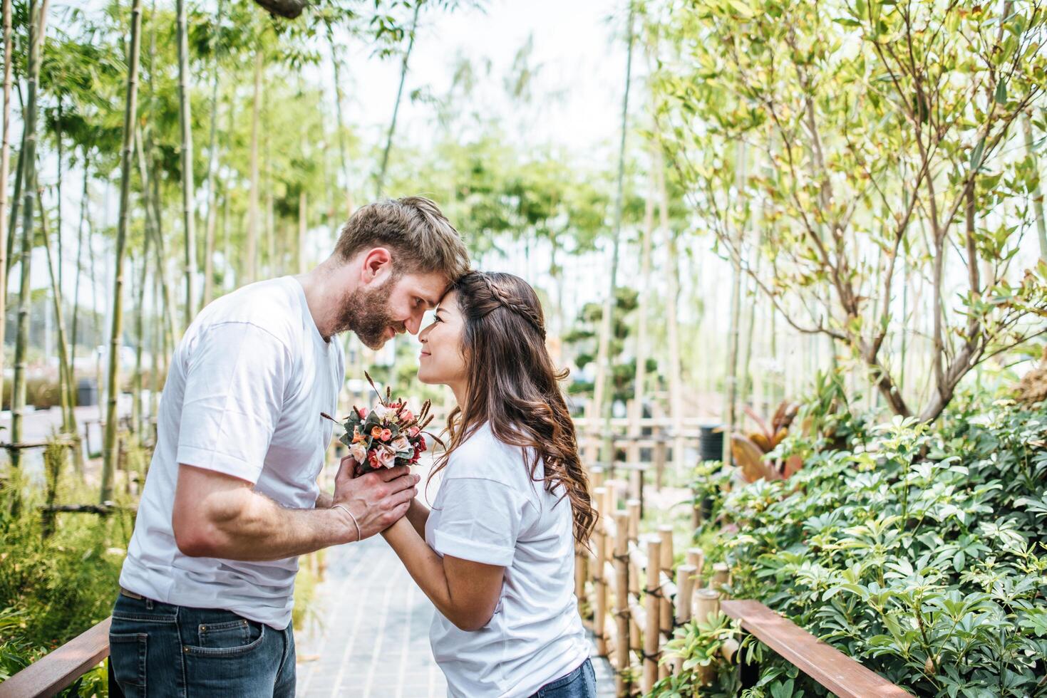 casal feliz e sorridente diversidade em momentos de amor juntos foto