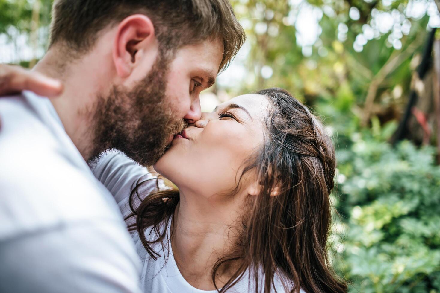 casal feliz e sorridente diversidade em momentos de amor juntos foto