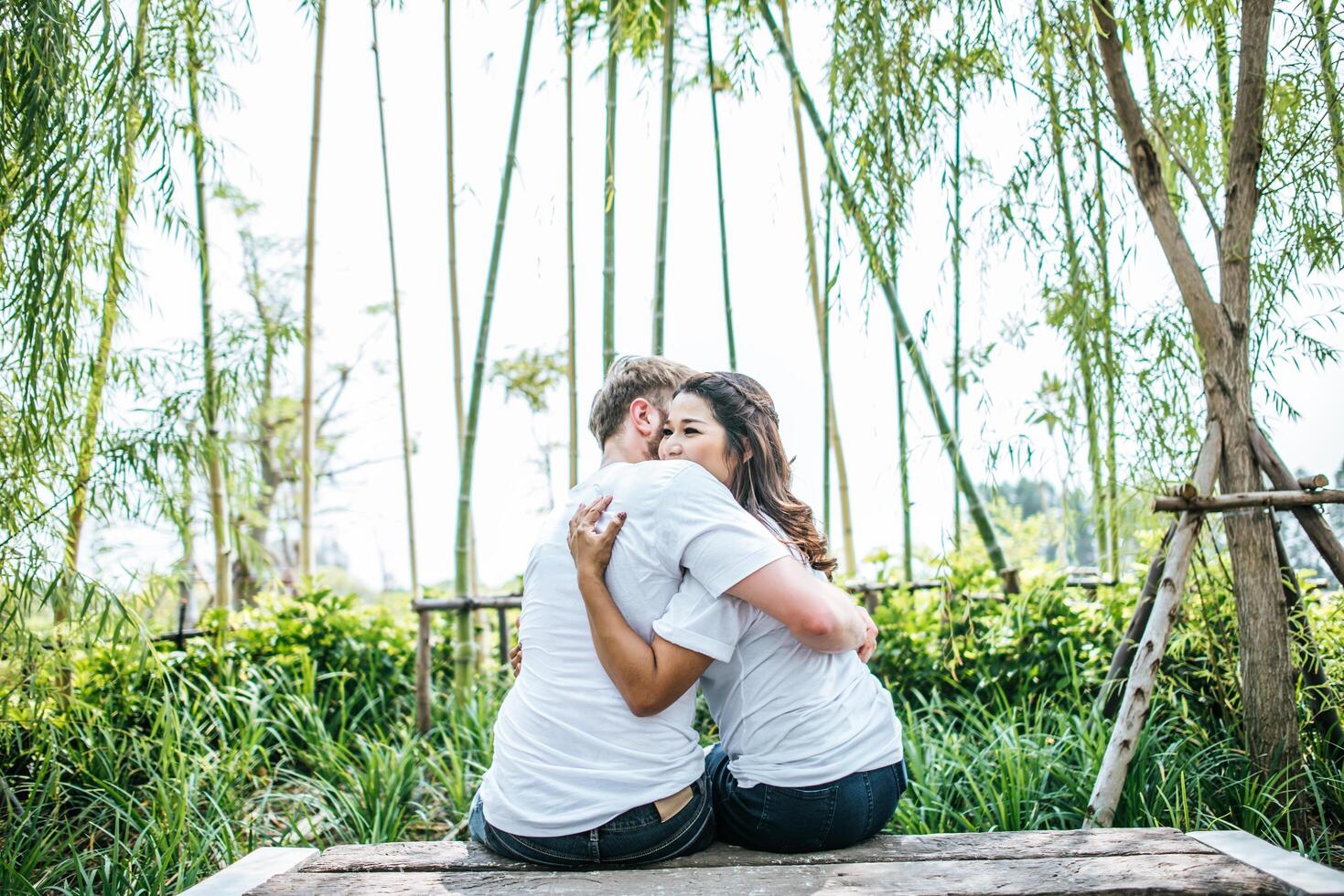 casal feliz e sorridente diversidade em momentos de amor juntos foto