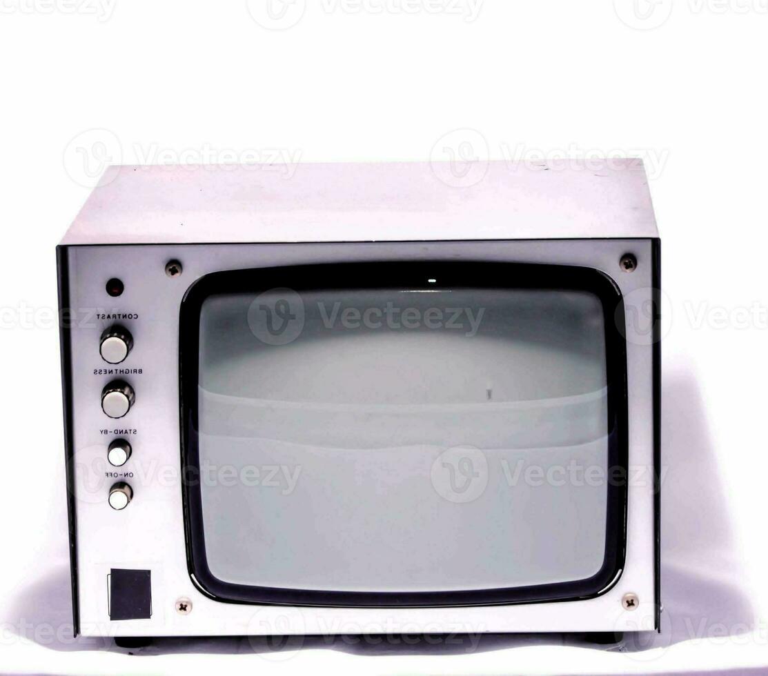 uma vintage televisão conjunto com uma branco fundo foto
