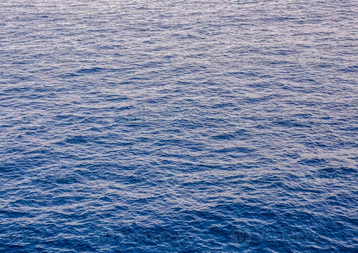 a oceano é azul e tem ondas foto