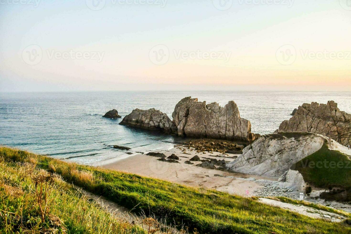 a de praia às pôr do sol com falésias e Relva foto