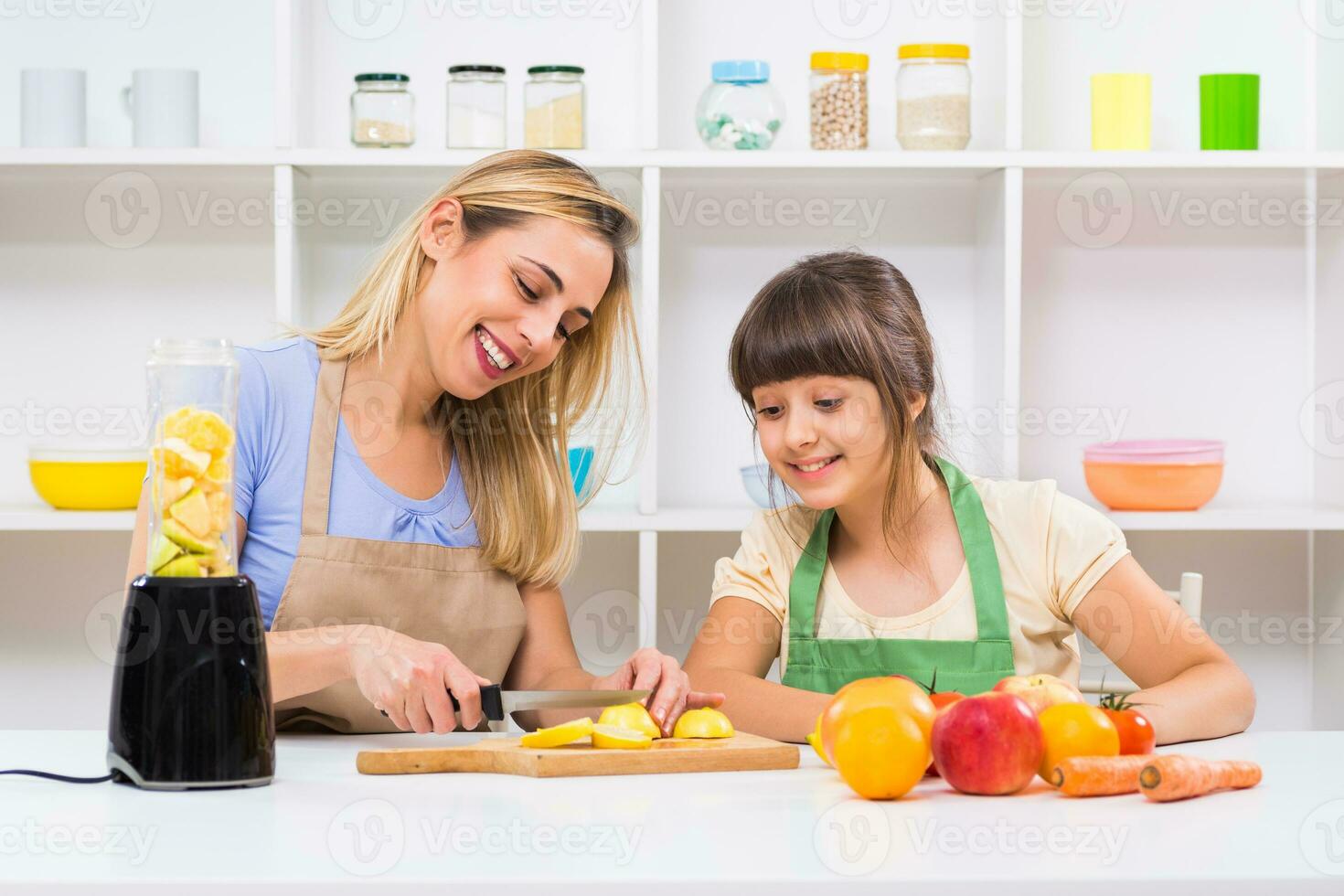 feliz mãe e dela filha apreciar fazer batido juntos às seus lar. foto