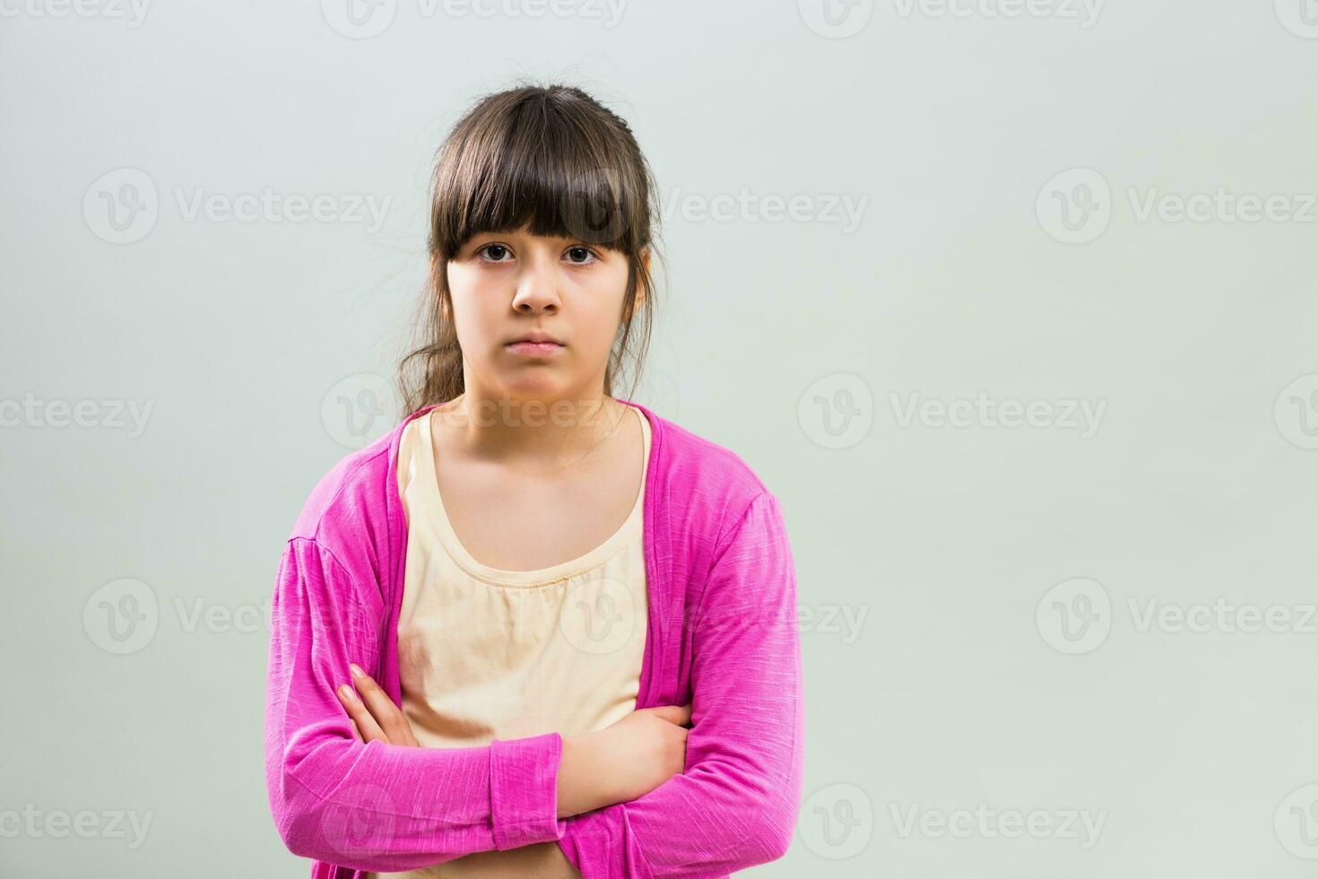 triste pequeno menina em cinzento fundo foto