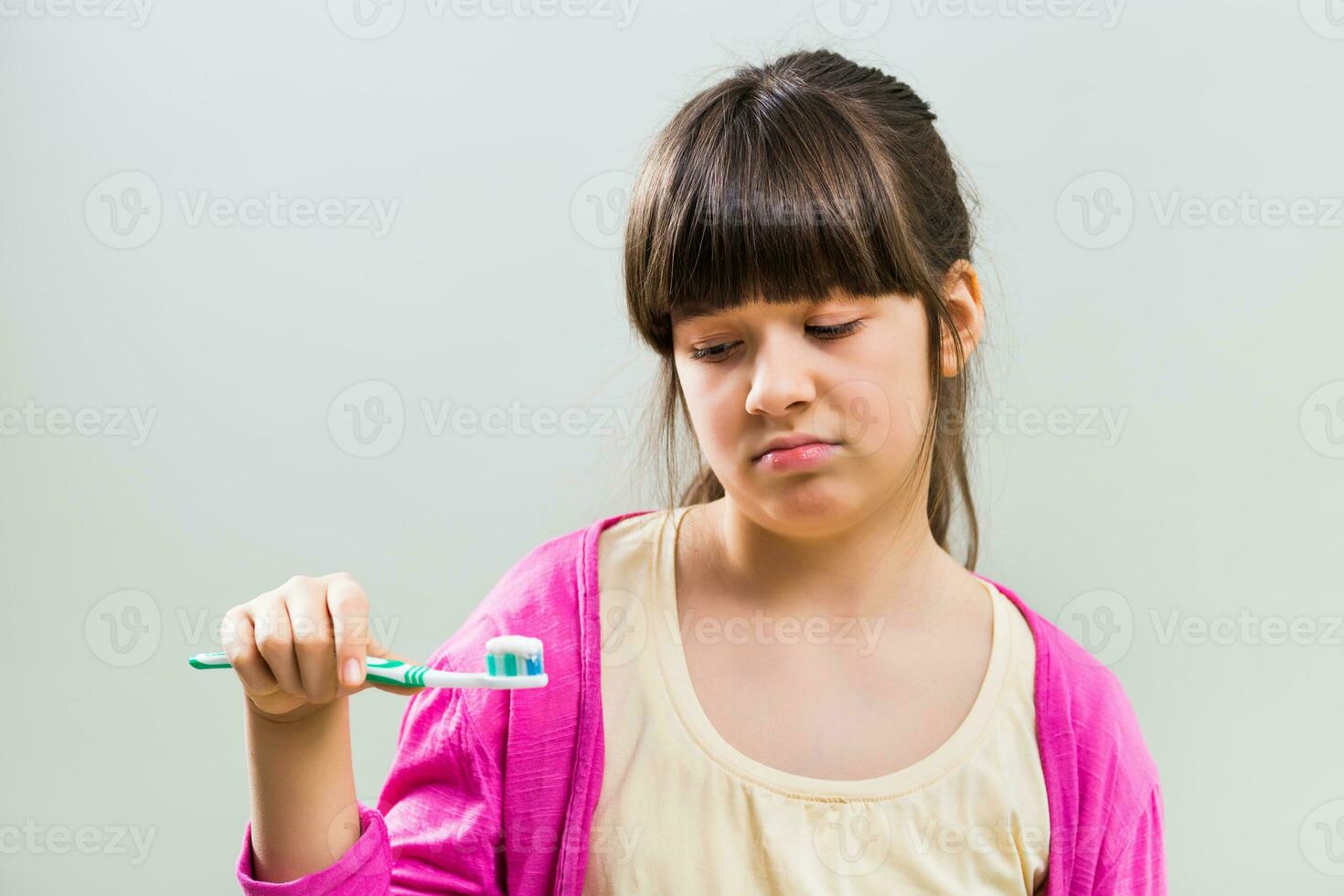 pequeno menina não quer para escova dela dentes foto