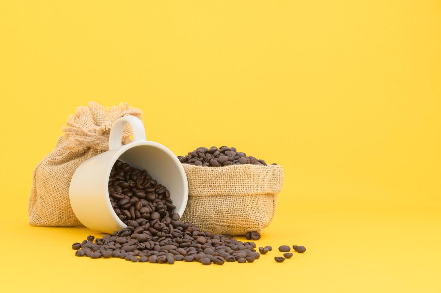 terminal de café em grão cena de fundo amarelo foto