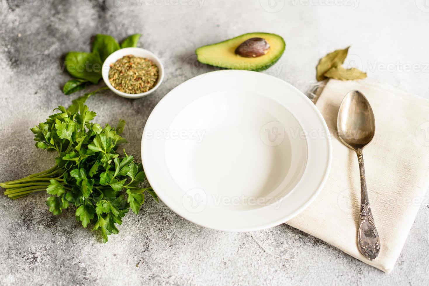 vegetais saborosos e sopa de especiarias em um fundo cinza de concreto. pode ser usado como pano de fundo foto