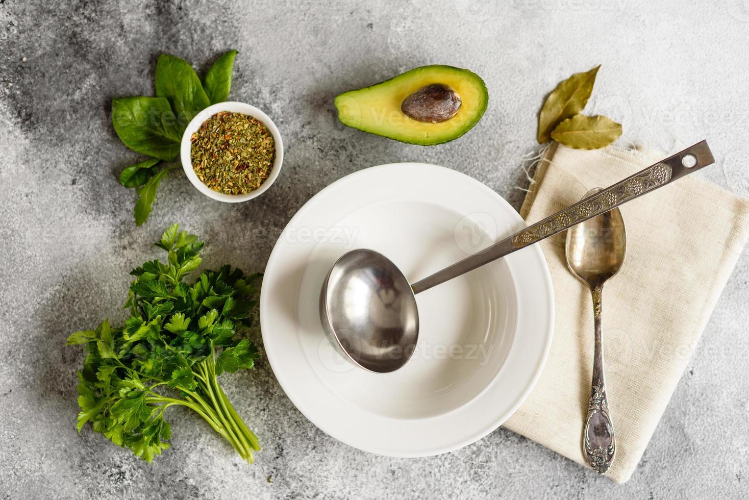 vegetais saborosos e sopa de especiarias em um fundo cinza de concreto. pode ser usado como pano de fundo foto