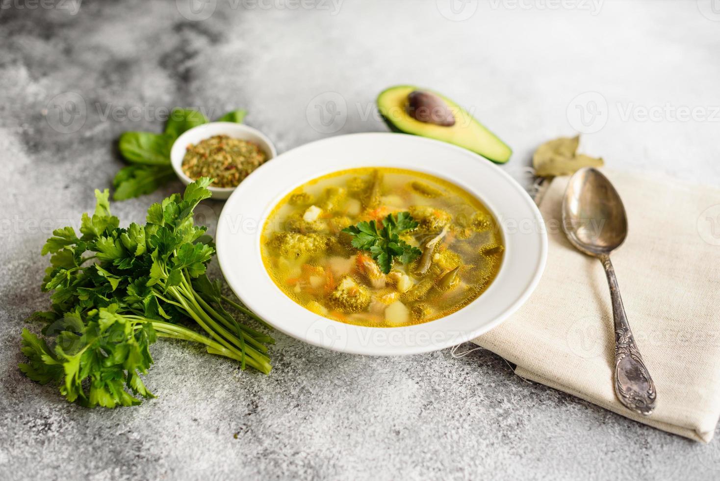 vegetais saborosos e sopa de especiarias em um fundo cinza de concreto. pode ser usado como pano de fundo foto