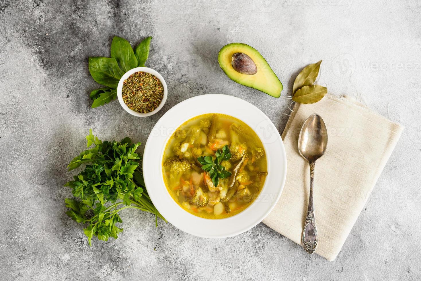 vegetais saborosos e sopa de especiarias em um fundo cinza de concreto. pode ser usado como pano de fundo foto