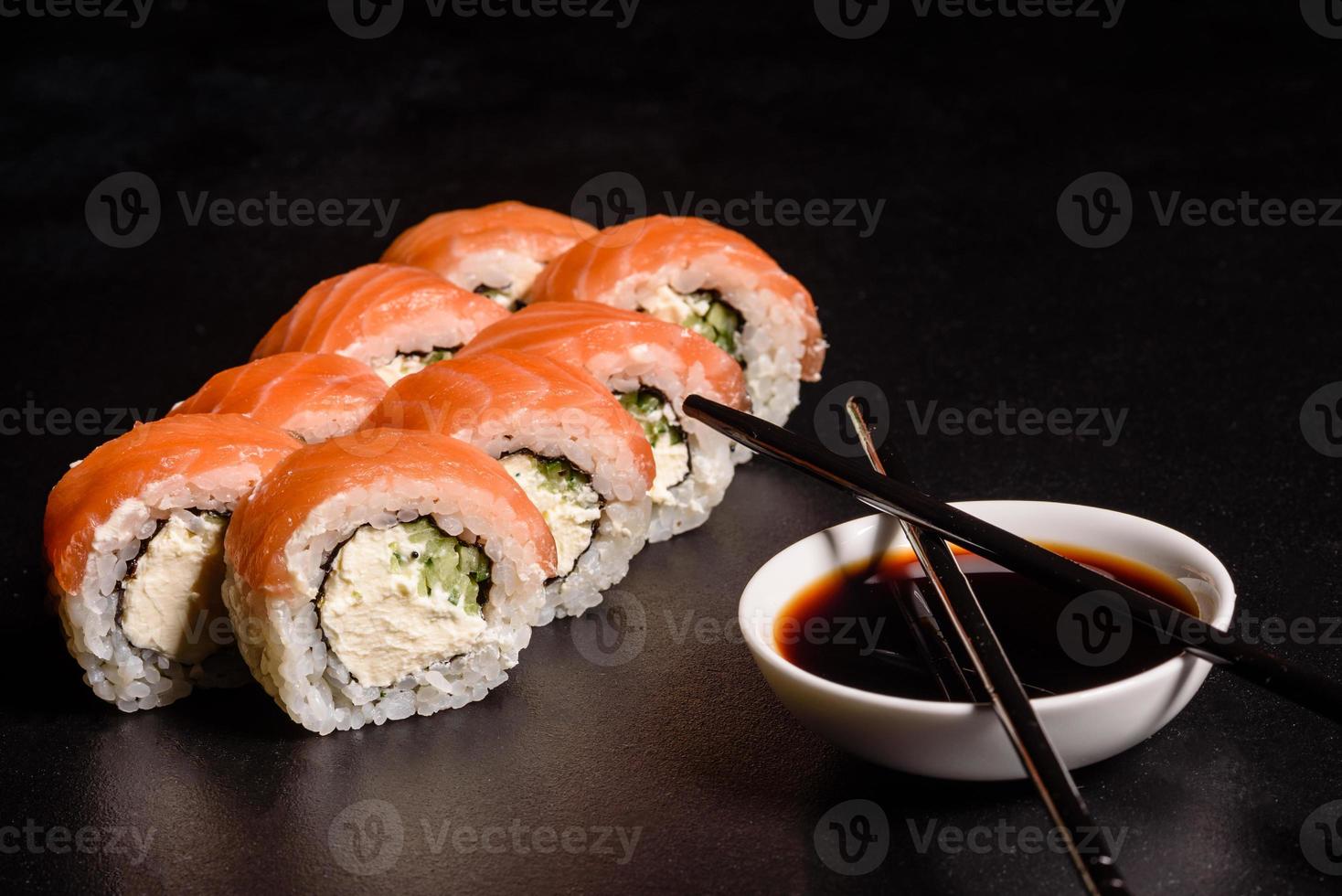 vários tipos de sushi servidos em fundo escuro foto