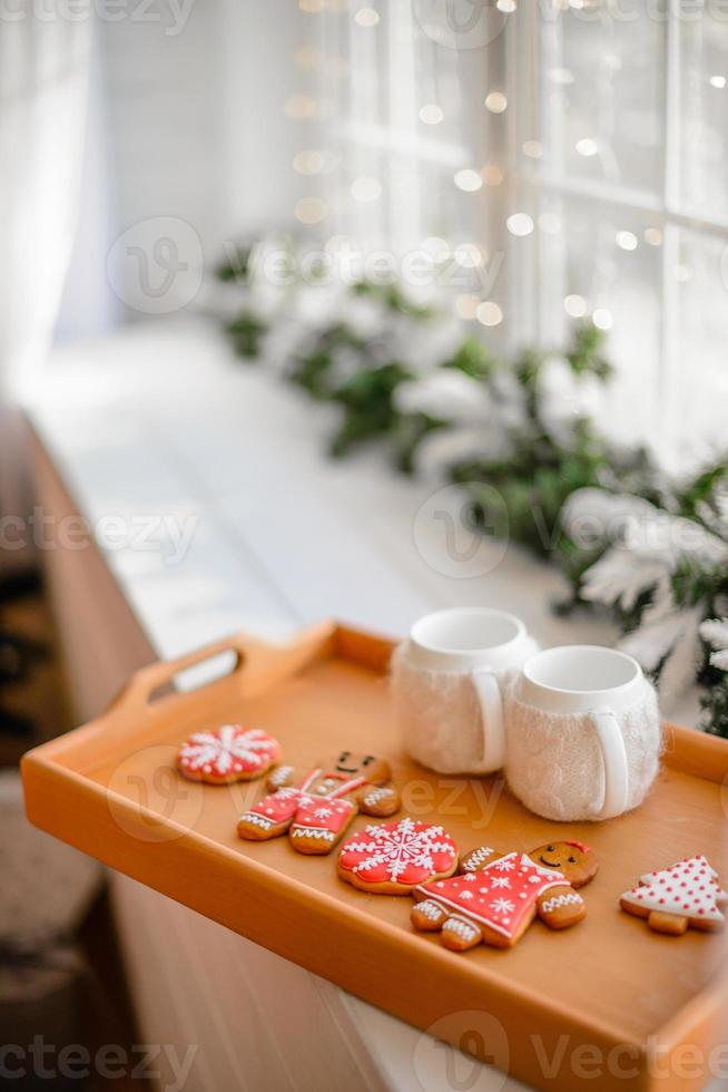 lindo interior festivo de natal em uma casa de campo na véspera de natal foto