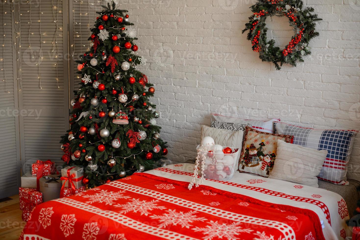 lindo interior festivo de natal em uma casa de campo na véspera de natal foto