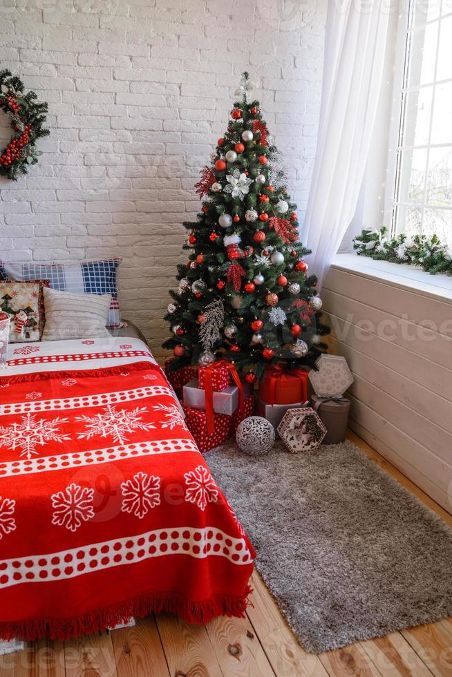 lindo interior festivo de natal em uma casa de campo na véspera de natal foto