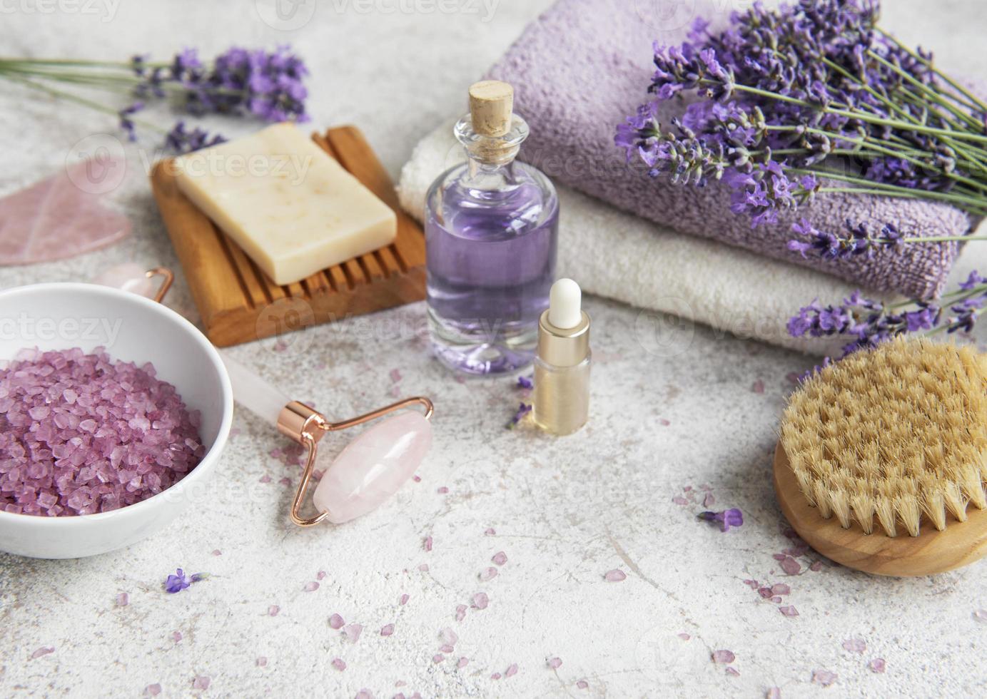 cosmético de ervas naturais com flores de lavanda foto