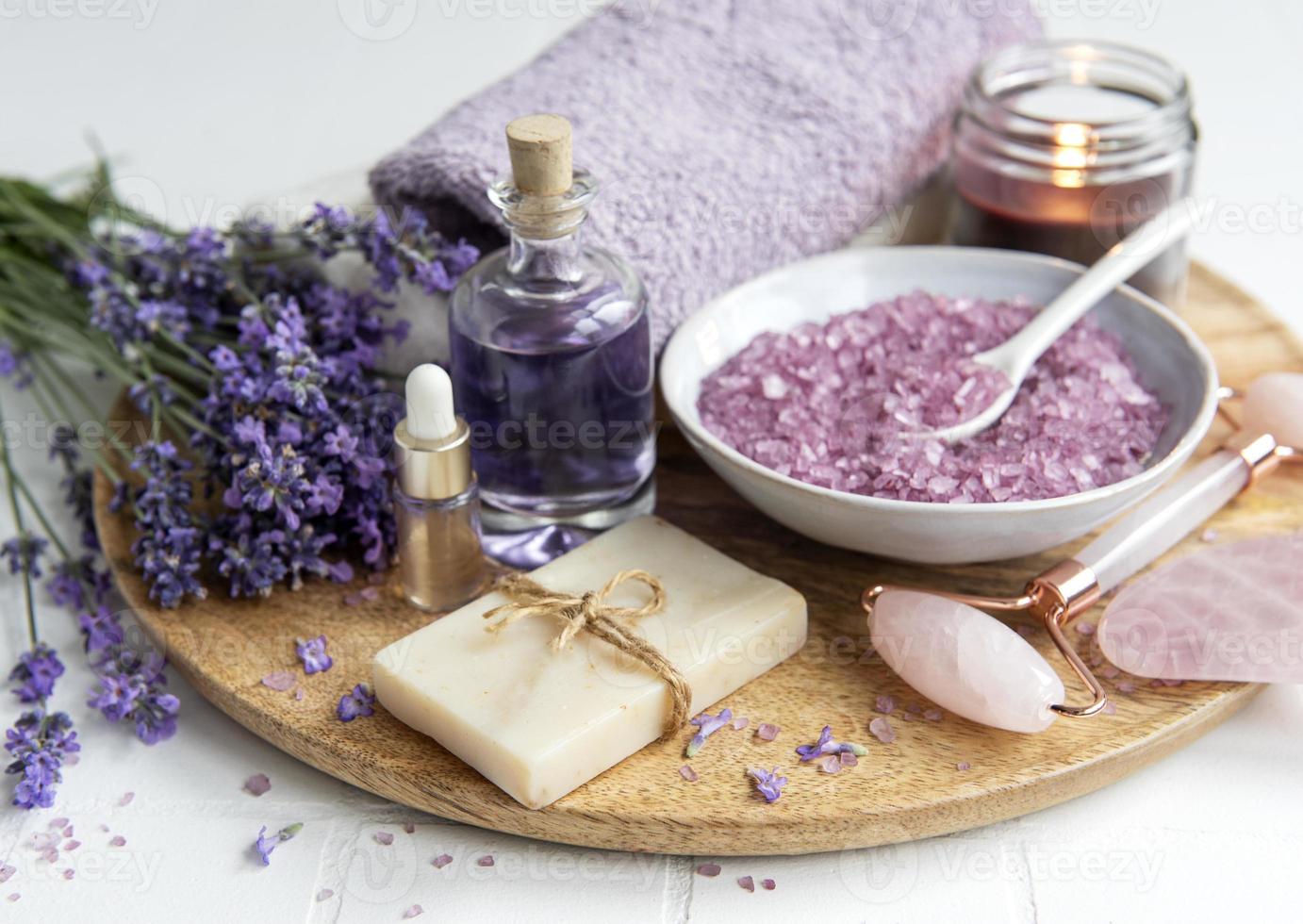 cosmético de ervas naturais com flores de lavanda foto