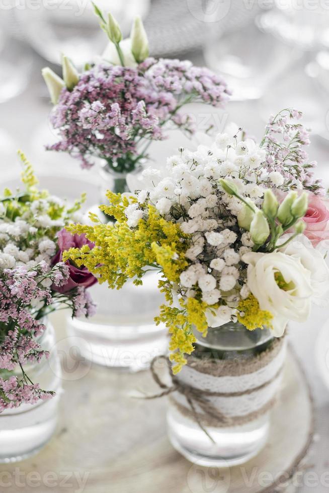 arranjo e decoração de flores design de interiores rústico em mesa de casamento foto
