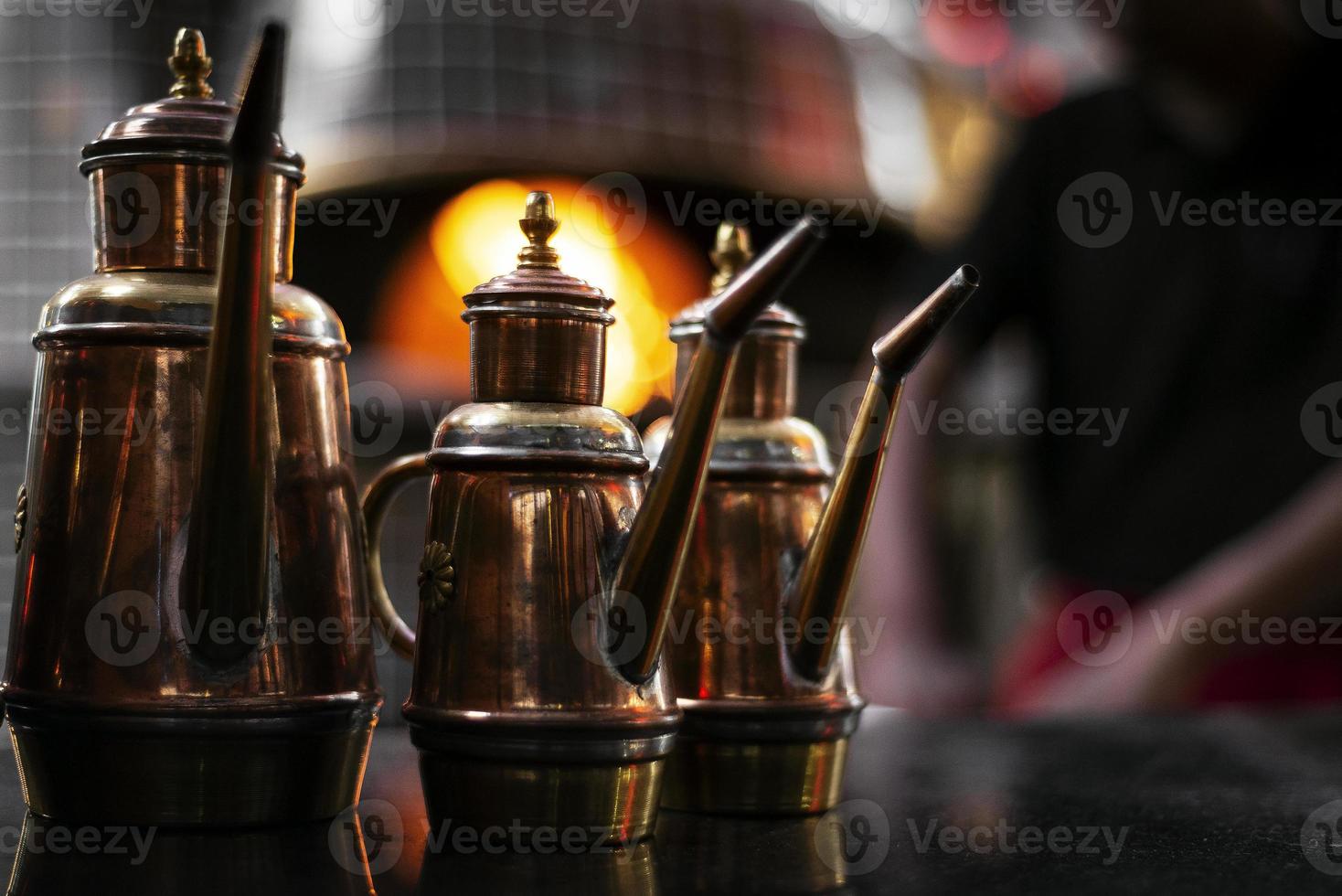 detalhe tradicional dispensador de galheteiro de azeite de cobre em restaurante italiano foto