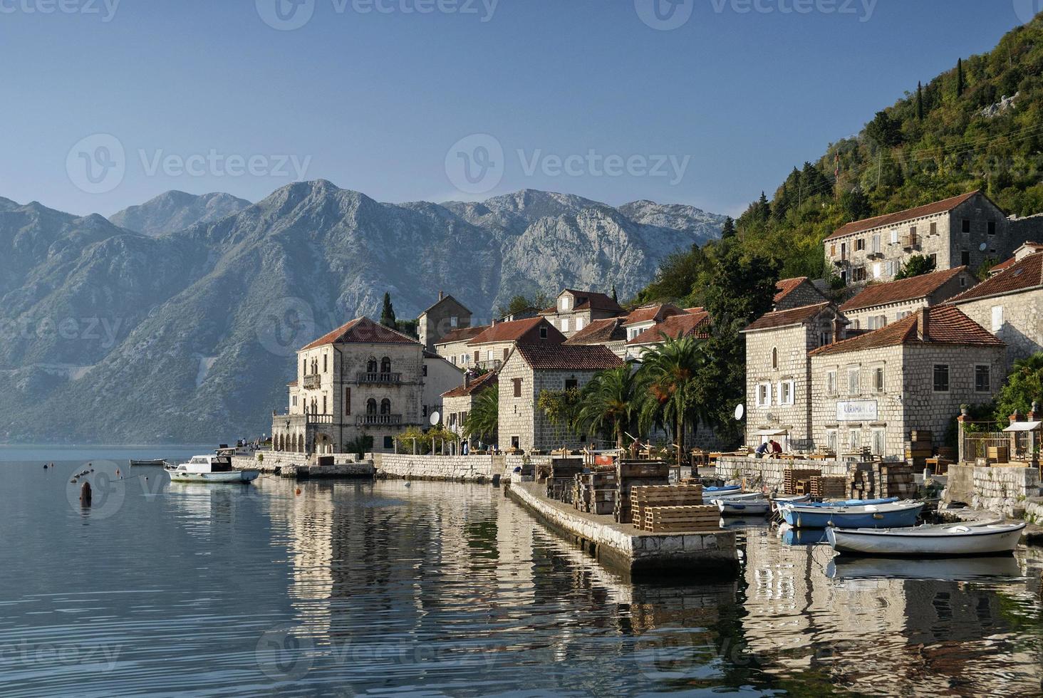 perast vila balcânica tradicional paisagem montanhosa perto de kotor em montenegro foto