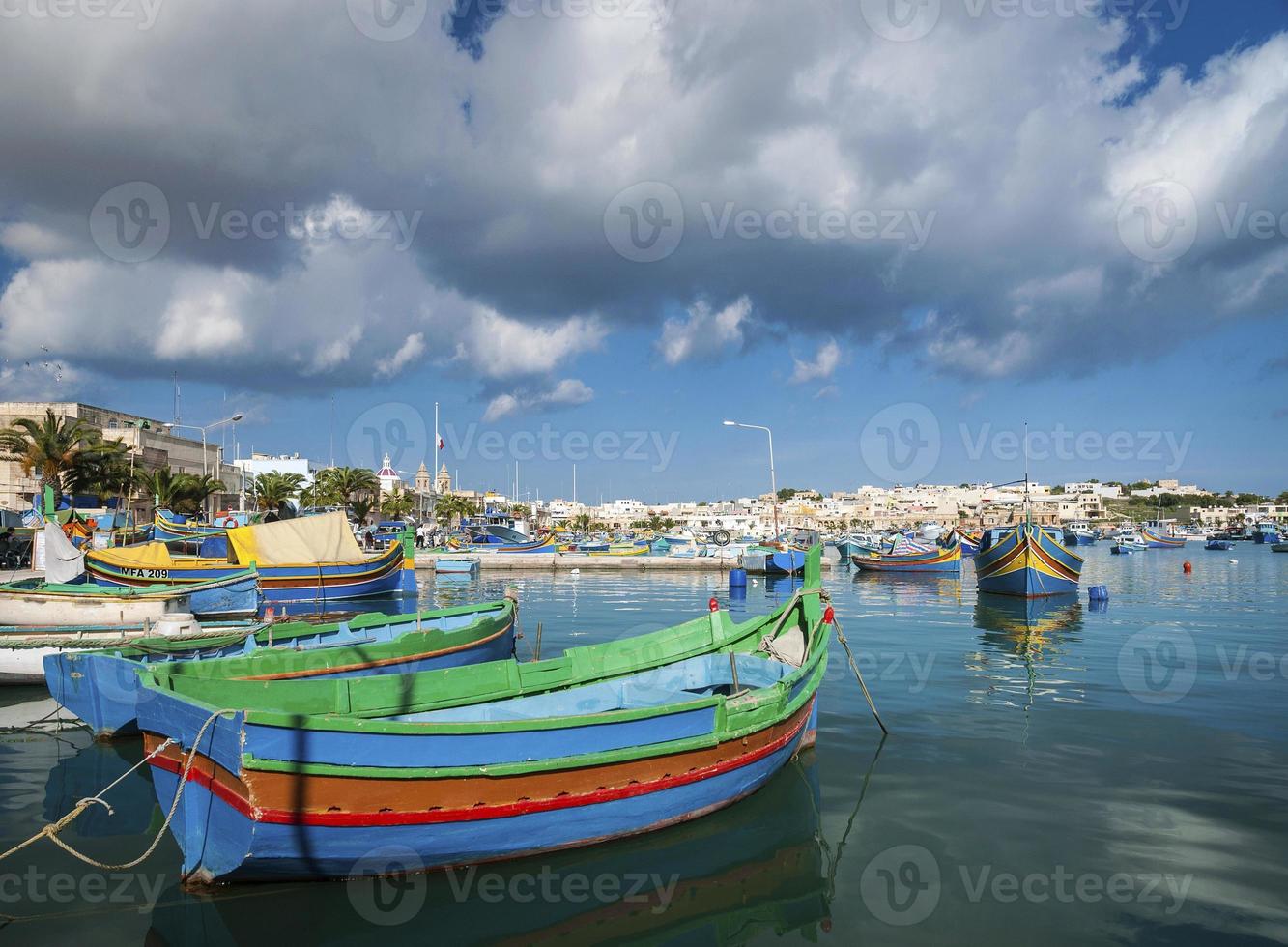 barcos luzzu pintados de maltês tradicional na vila de pescadores de marsaxlokk malta foto