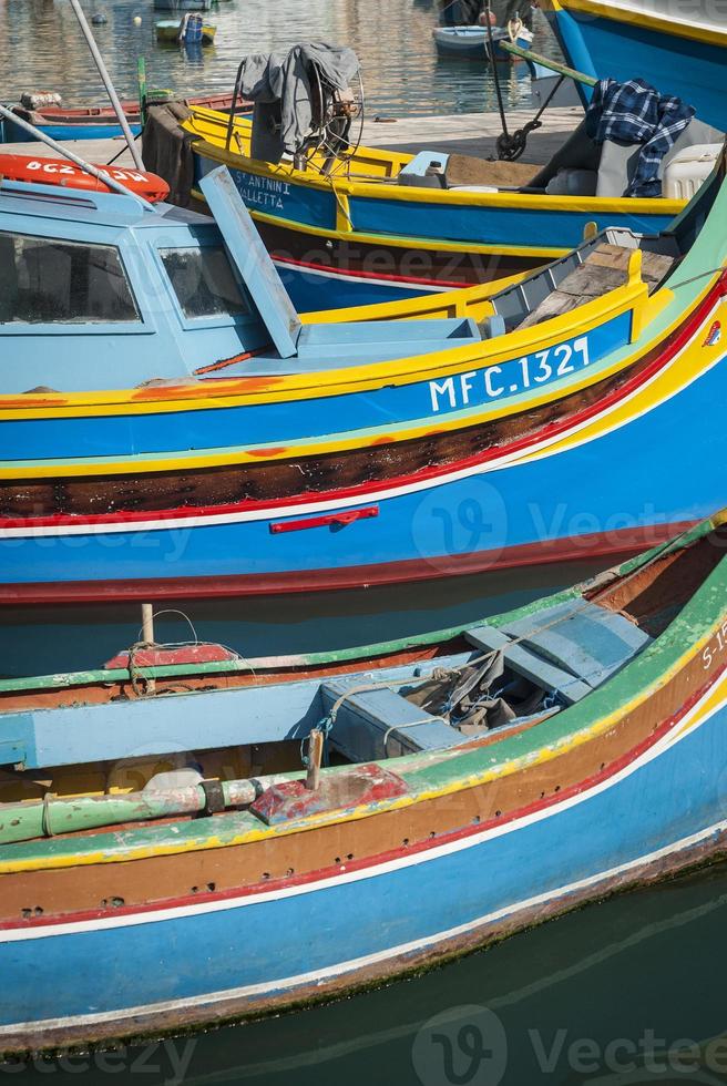 barcos luzzu pintados de maltês tradicional na vila de pescadores de marsaxlokk malta foto