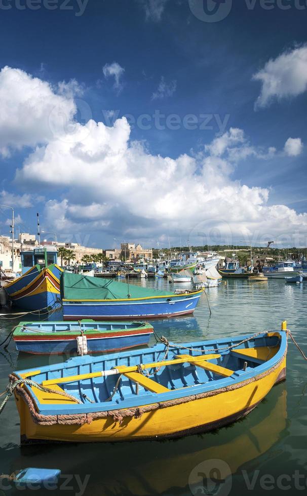 barcos luzzu pintados de maltês tradicional na vila de pescadores de marsaxlokk malta foto