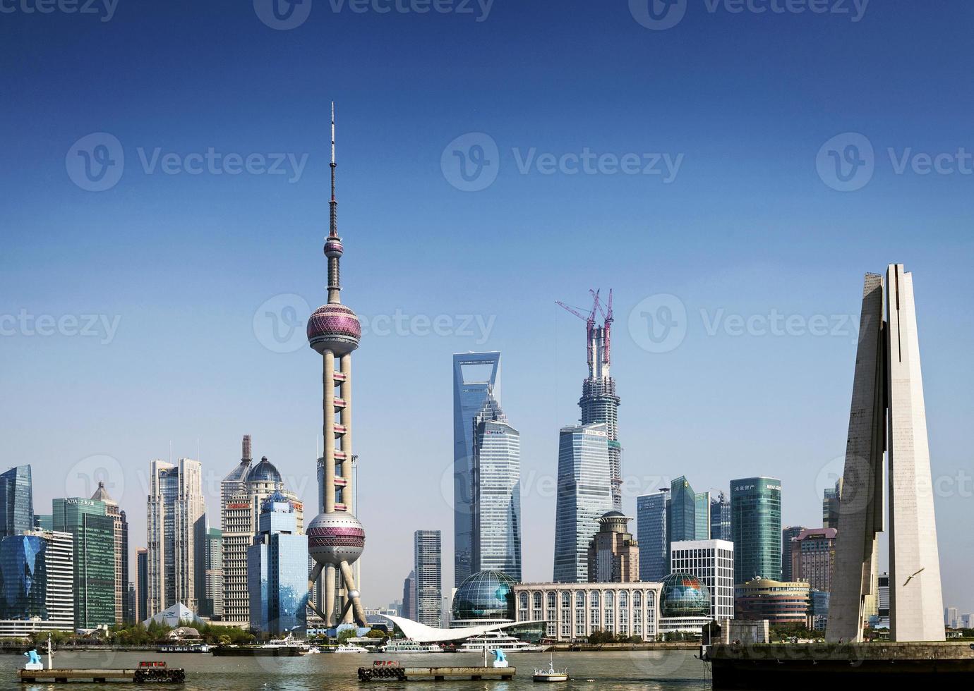 arranha-céus modernos à beira do rio Pudong na cidade central de Xangai, China foto