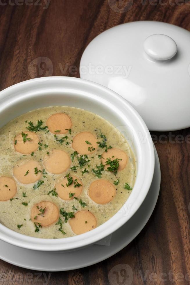 batata kartoffelsuppe tradicional alemã e sopa de linguiça na mesa de madeira foto